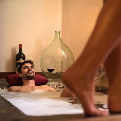 Bagno DiVino per due – esperienza romantica nella vasca a mosaico a Valēa SP